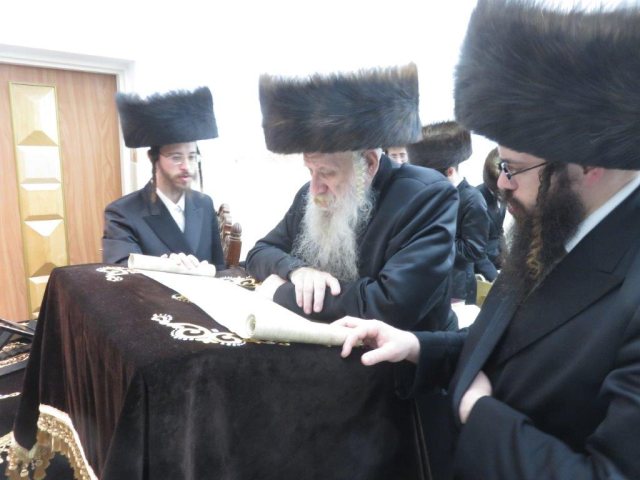 קריאת המגילה בשטארנאביל. שוקי לרר