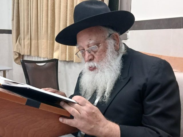 הרב מאיר כהן באמירת הקינות. מ. מיכאלי