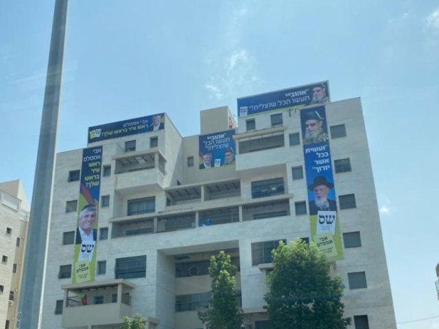 שלטי בחירות באשדוד. עופר אשטוקר