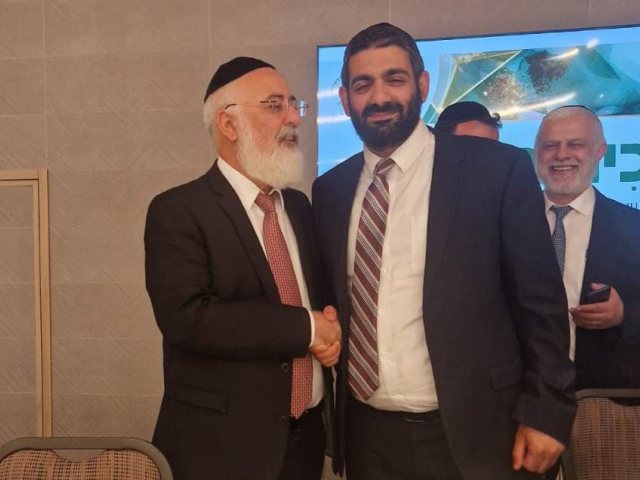 הרב עובדיה דהן עם שר הדתות. א' מיכאלי