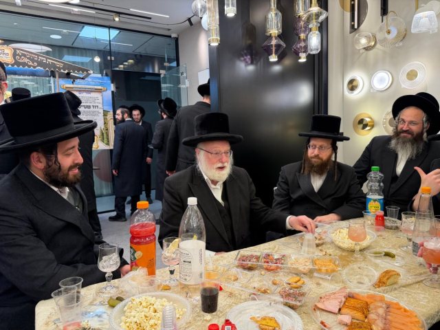 טקס קביעת מזוזה לחנות ORIUM. יחצ