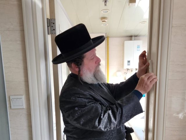 קיבעת המזוזה בסין. בד"ץ שאץ