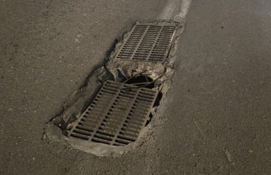 הבור המסוכן שגרם לפיצוץ צמיג בכביש בן גוריון באשדוד (צילום: נתנאל שליקר)