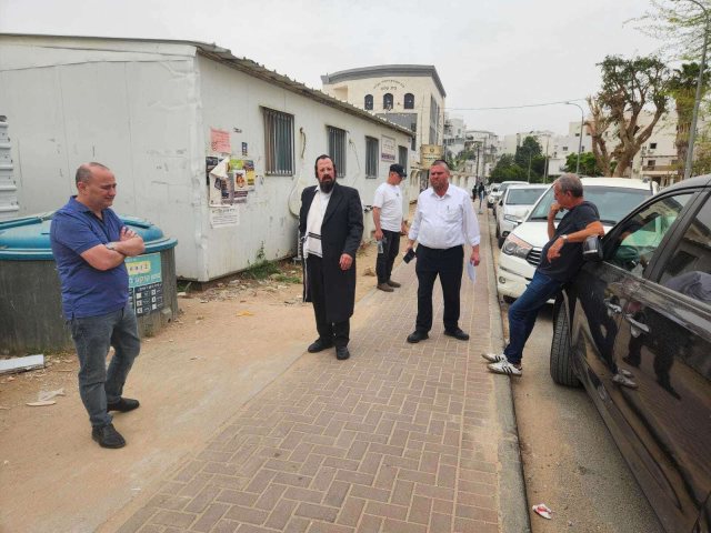 הרב טננהויז עם מנהלי אגף החניה ברובע ז'. המצלם