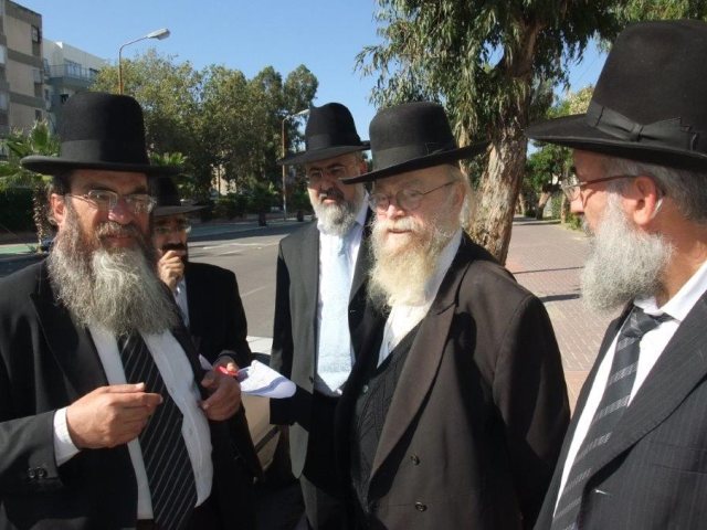 הרב שרייבר והרב קלמנוביץ בסיור. מ' מיכאלי