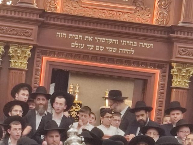 המרא דאתרא הגר"י שיינין שליט"א עם ספר התורה. בני פנחס
