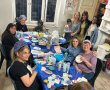 “החוג ממש מחייה אותי”: האמנות שהפכה למרחב של התמודדות עבור אימהות שכולות ברעננה