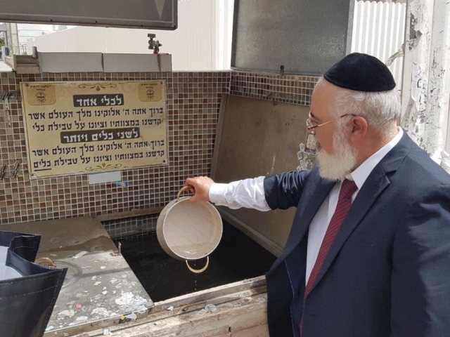 הרב עובדיה דהן בטבילת כלים. א' מיכאלי