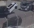 צפו בתיעוד הקשה: רכבי הג'אקו צונחים על הרכב הנוסע; שלושה נפגעו 