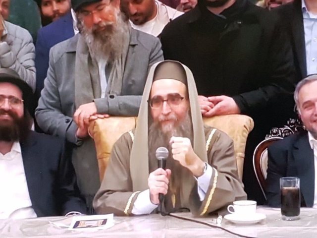האדמור הריף בשיעורו באשדוד. מ' מיכאלי