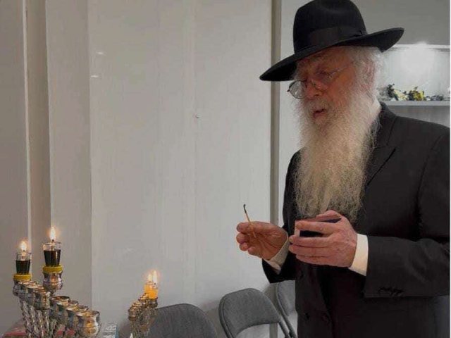 רבי דוד פינטו בהדלקת נרות. מ' מיכאלי