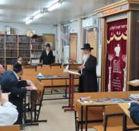 ממ,ק רב העיר הרב קלמנוביץ בשיעור. א' מיכאלי