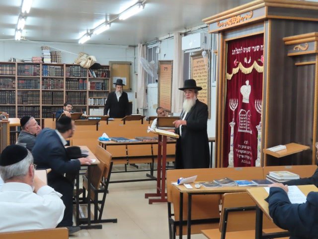 ממ,ק רב העיר הרב קלמנוביץ בשיעור. א' מיכאלי