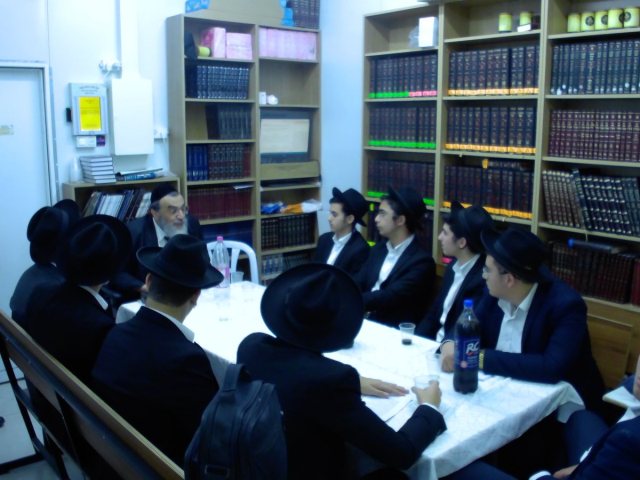 תלמידי שלום רב במבחן. המצלם