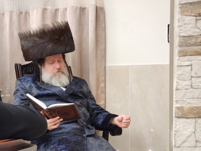 במעמד ההדלקה. צילום: חצר שאץ