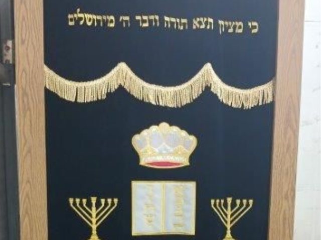 הפרוכת עם ההנצחה עש חסידים ואלקבץ בקהל חסידים. מ. מיכאלי