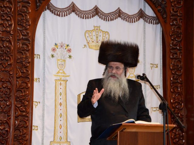 הרב שיף בדרשה. יוסי לוי