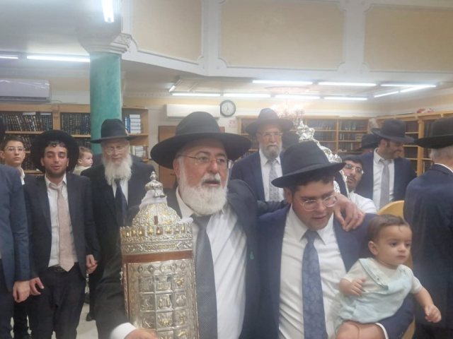 הרב דהן עם ספר התורה. א מיכאלי