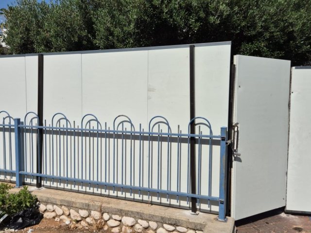 הגינה שגודרה בטרם תחילת עבודות הבניה