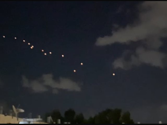 שברי יירוט טילים כפי שנצפו בשמי אשדוד