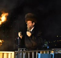 האדמור מבאיאן בהדלקה בשנה שעברה | צילום: שוקי לרר