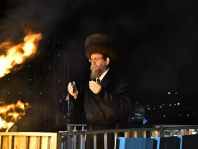 האדמור מבאיאן בהדלקה בשנה שעברה | צילום: שוקי לרר