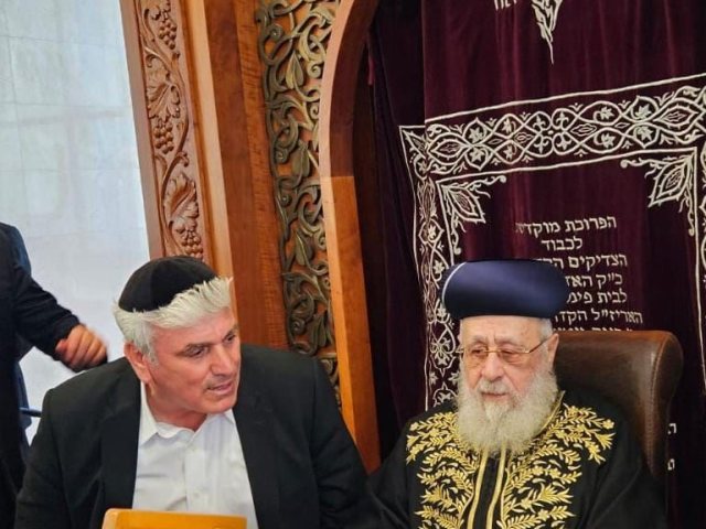 אבי אמסלם עם הרהר רבי יצחק יוסף. המרכז למורשת