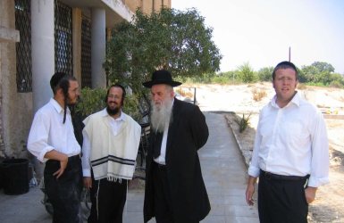 הקרקעות יופקעו? הגרד"צ קרלנשטיין, ראש ישיבת גרודנא, בשטחי הישיבה