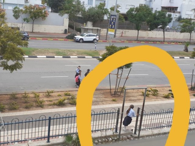 מי שפתח את הפתח - הדם על ידיו. הפתח המסוכן. צולם בידי השכנים