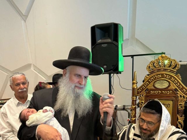 רבי מאיר אבוחצירא בברית לנכדו של רבי משה נגאטי. המצלם