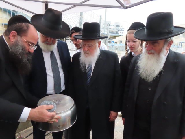 רב העיר במוקדי הגעלת הכלים. א' מיכאלי