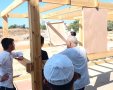 בניית סוכה. צילום: א' מיכאלי