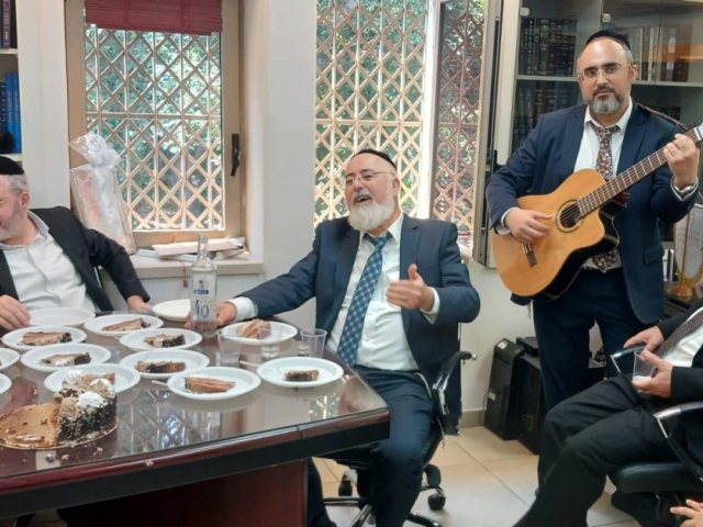 מסיבת יום הולדת בהפתעה להרב דהן. א' מיכאלי