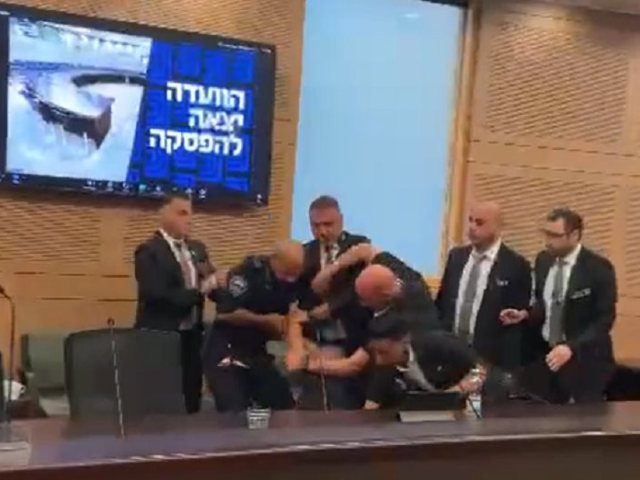 דני אלגרט מוצא בכוח מישיבת הועדה 