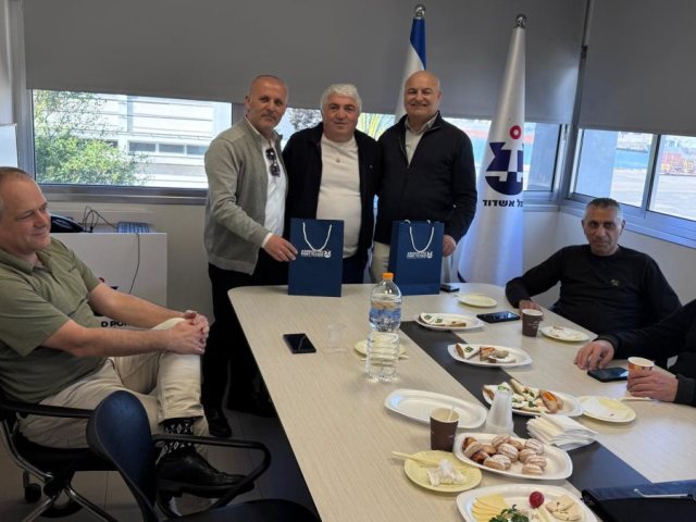 באדיבות המצלם