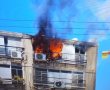 שריפה בדירה בבת ים: כוחות הכיבוי פועלים בבניין מגורים ברחוב הלפר