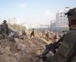 בסלון של החמאסניקים: כך פשטו הלוחמים על בתיהם של בכירי חמאס (וידאו)