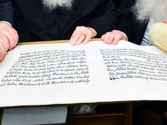 קריאת המגילה. א' מיכאלי