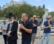 אב החטוף בבית העלמין באשדוד: "מקווה שבקרוב נתבשר בשורות טובות" (וידאו)