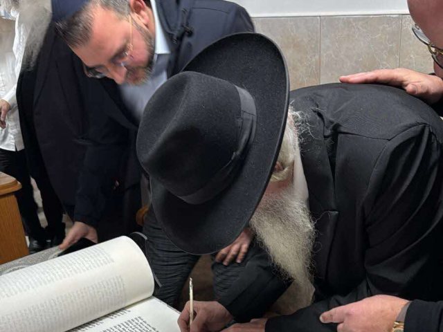 הצדיק רבי דוד אבוחצירא בכתיבת האותיות. המשפחה