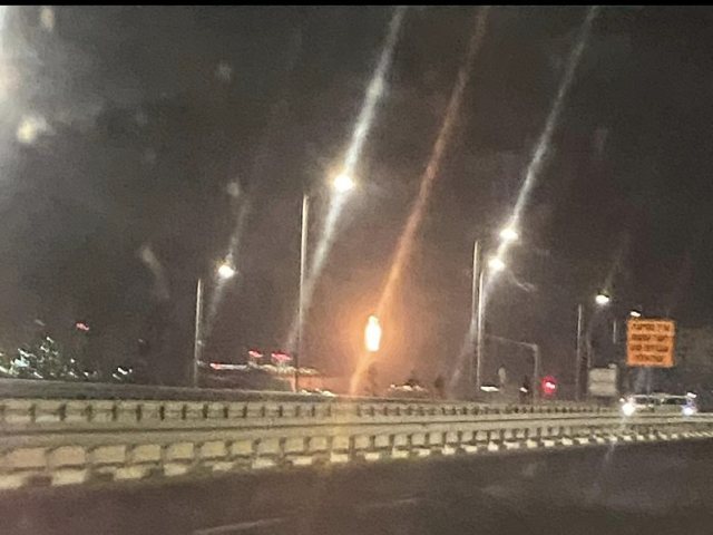 הלפיד הבוער בבתי הזיקוק אמש