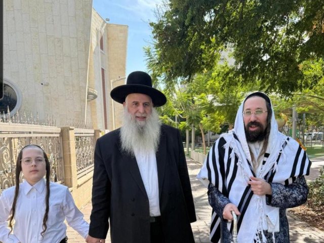 האדמור ממעזיבוז עם רבי מאיר אבוחצירא. א' מיכאלי