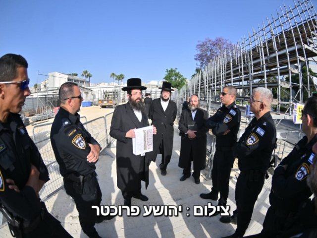 בכירי המשטרה במתחם ויזניץ. יהושע פרוכטר