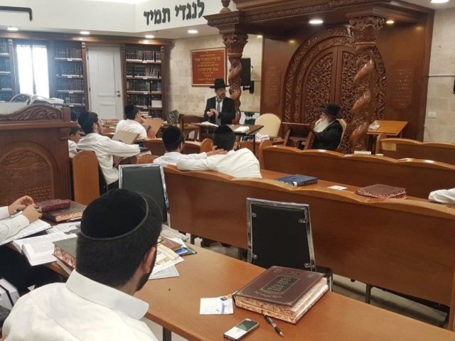 חדר הלימוד של מרן. מ' מיכאלי