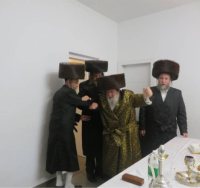 האדמור מויזניץ בריקוד עם הרב טסלר. המצלם