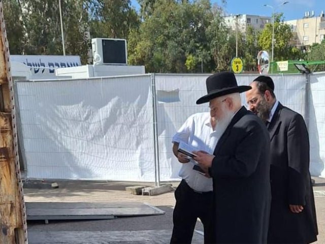 הרב פינטו בתפילה ליד גופות הנרצחים הקדושים. א' מיכאלי